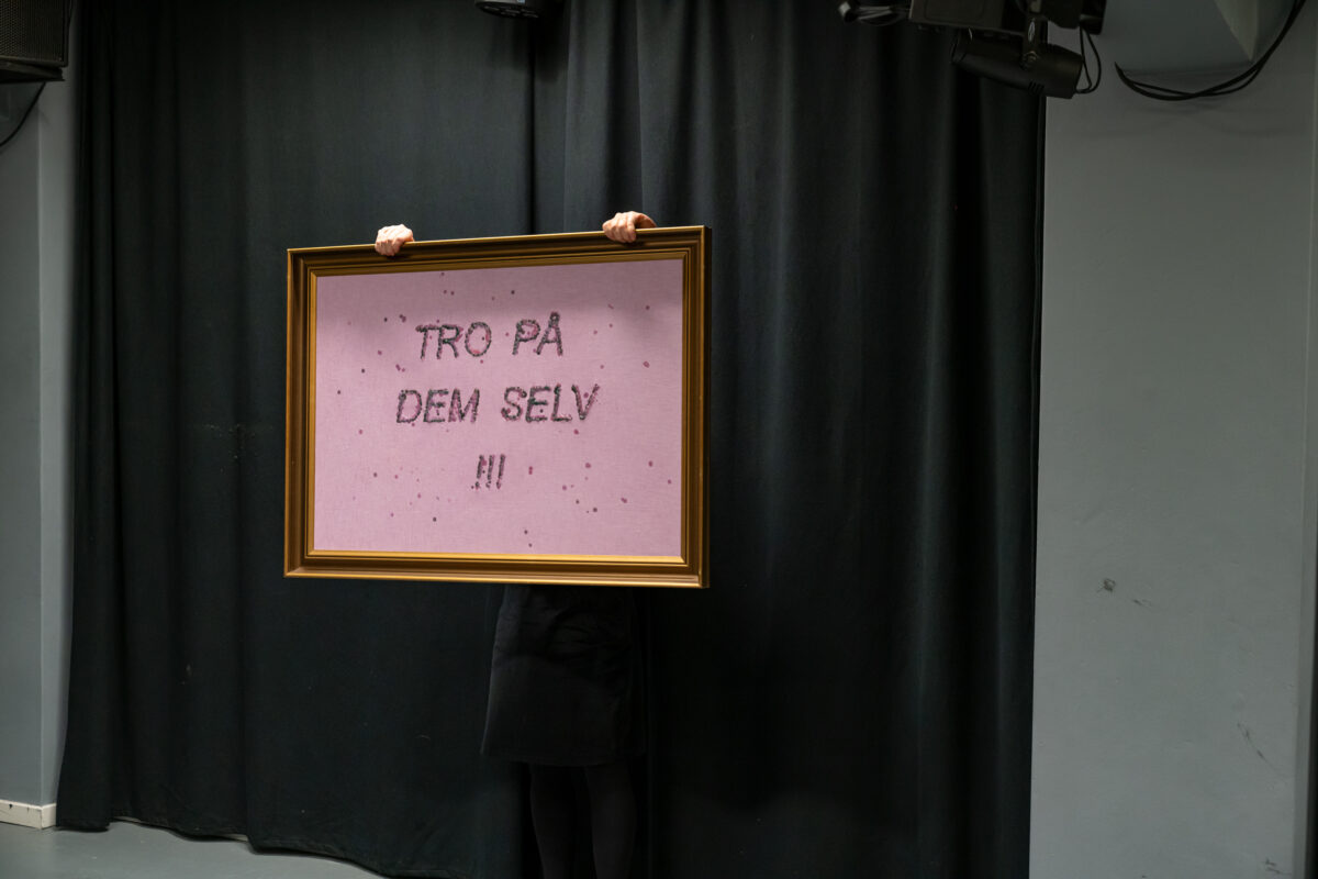 Performancemanuskript “TRO PÅ DEM SELV !” 2023